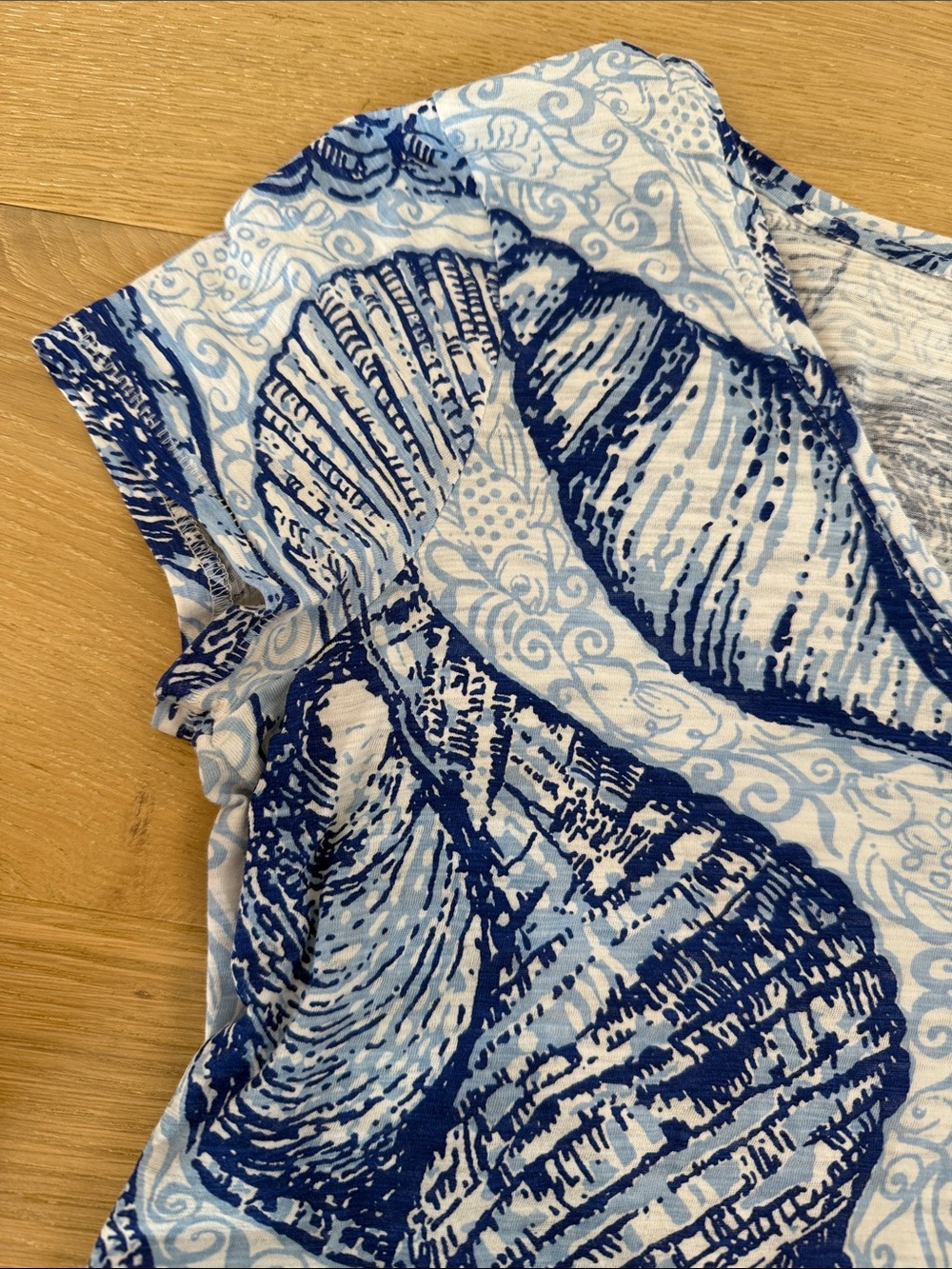 Lilly Pulitzer Short Sleeve V-Neck Blue & White Seashell Pattern Women’s Tee xs - Picture 3 of 12